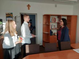 Rok szkolny 2023-2024 - 117 - Uczniowie z wizytÑ w zaprzyja½nionych instytucjach